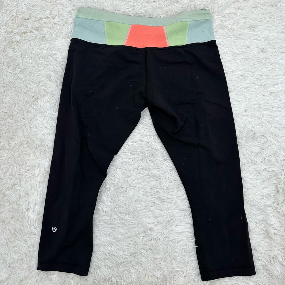Lululemon Black Reversible cropped Leggings 8 - Picture 3 of 6